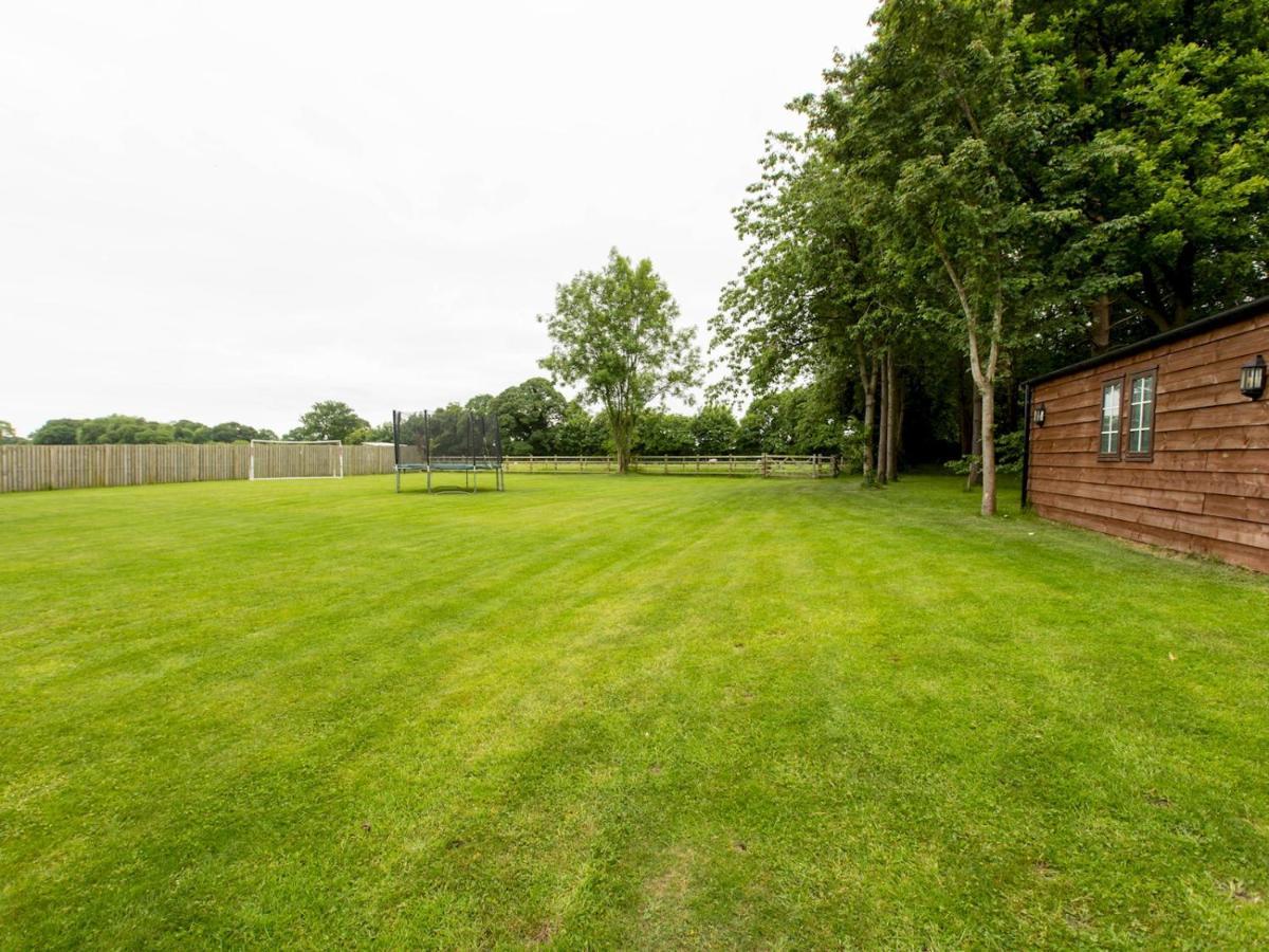 Pass The Keys Superb Space In The Idyllic Village Of Loppington シュルーズベリー エクステリア 写真