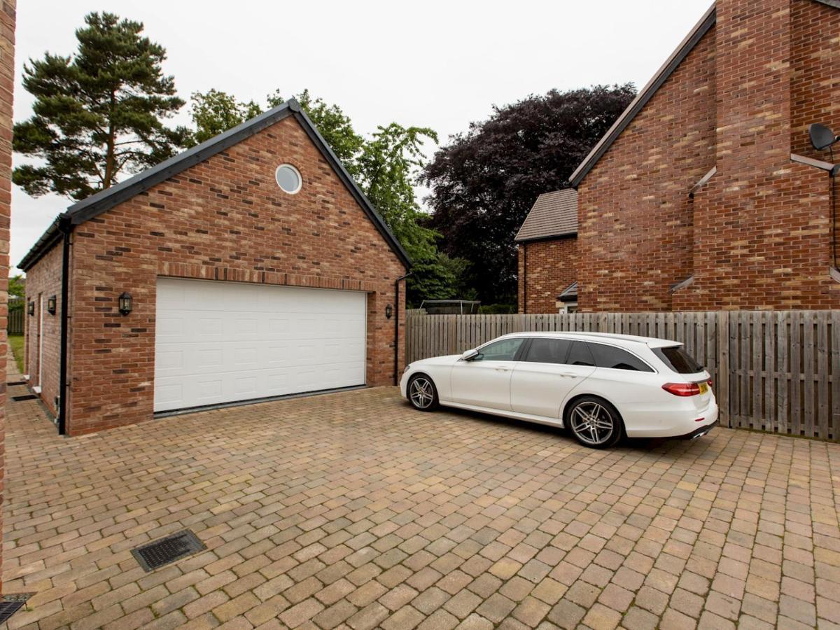 Pass The Keys Superb Space In The Idyllic Village Of Loppington シュルーズベリー エクステリア 写真
